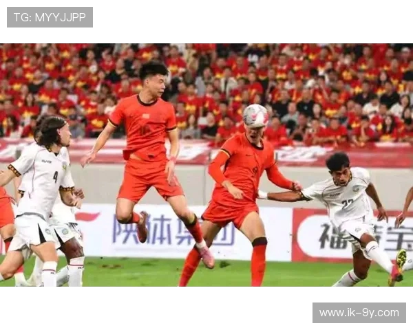 中国男足球员展现顽强斗志和拼搏精神力求突破重围勇攀新高峰